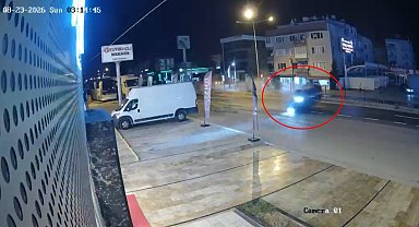 Takla atan otomobil, üst geçidin merdivenlerine çarptı; 2 yaralı