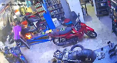 Tamir sırasında alev alan motosikletteki yangını üfleyerek söndürdü; o anlar kamerada