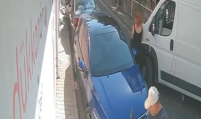 Tapu satışı sonrası düşürülen parayı bulup aldı; o anlar kamerada
