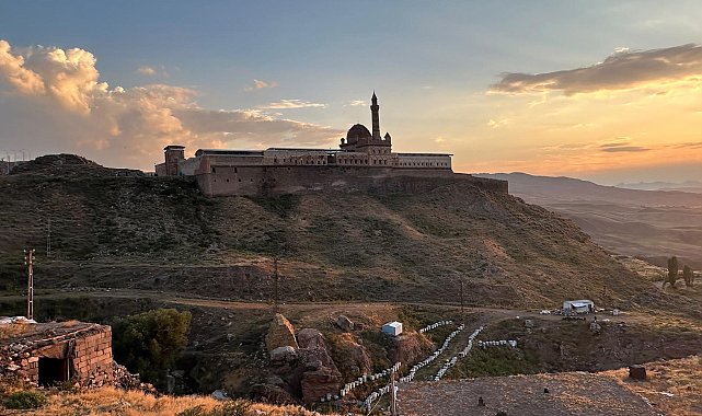 Tarihi İshak Paşa Sarayı'nın gölgesinde coğrafi işaretli geven balı üretimi
