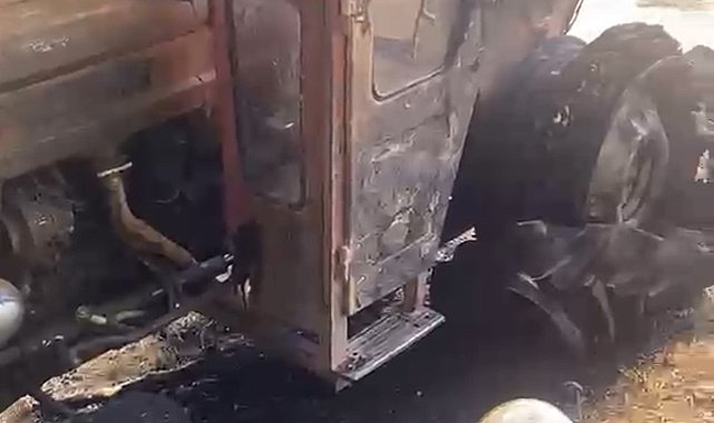 Tarlada çıkan yangında traktör ve patoz makinesi yandı