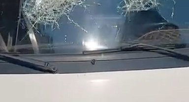 Tartıştığı dolmuş şoförünü darbedip, aracının camlarını sopayla kırdı