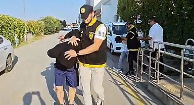 Tartıştıkları ev arkadaşlarını bıçaklayıp öldürdüler, içeride kilitli kalıp yardım isteyince yakalandılar