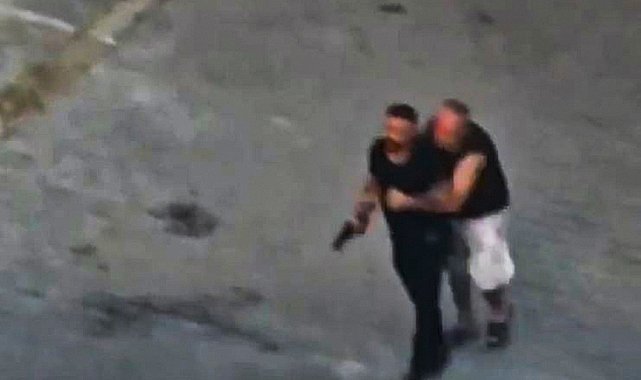 Taziye evindeki kavgada silah çekip husumetlilerini kovaladı