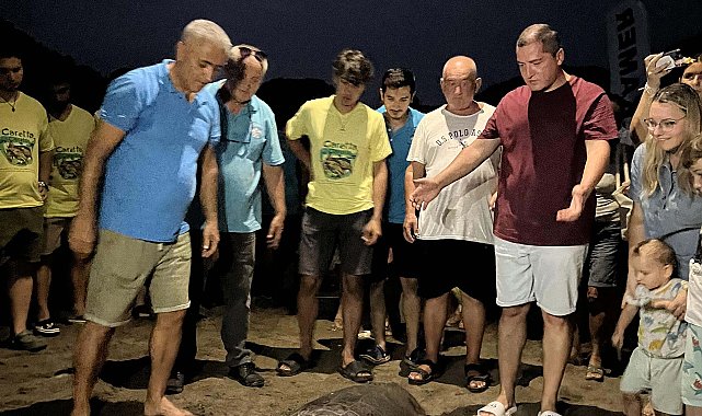 Tedavi edilen yaralı deniz kaplumbağası Kaan-19, 1 yıl sonra doğal yaşam ortamına bırakıldı