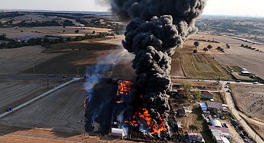 Tekirdağ'da geri dönüşüm tesisinde yangın; 4 ev ile 1 otomobil zarar gördü