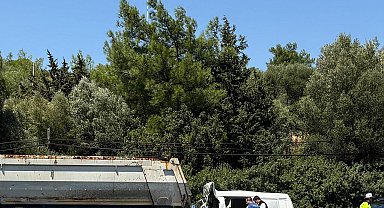 TIR'a arkadan çarpan minibüsün sürücüsü öldü