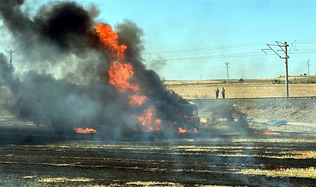 TIR'daki yangın, tarlaya sıçradı