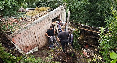 Toprak altında kalan ahırda 5 büyükbaş öldü