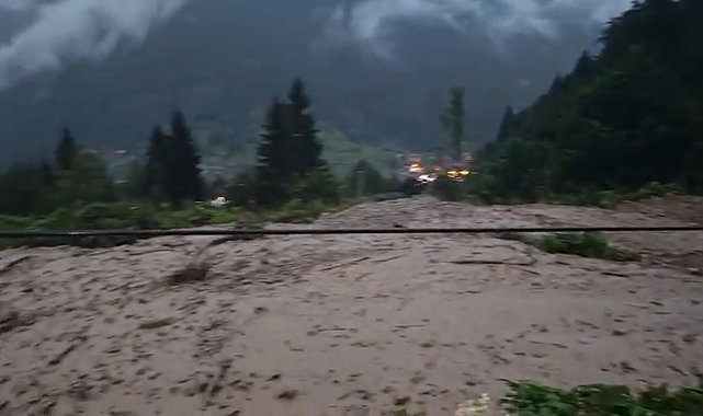 Trabzon'da etkili sağanak; Uzungöl'de taşkın