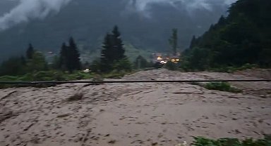 Trabzon'da etkili sağanak; Uzungöl'de taşkın