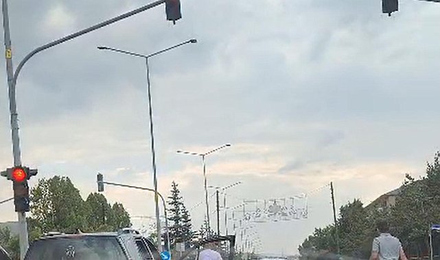Trafikte tartıştığı kişilerin saldırısına uğrayacağını öne süren sürücü aracıyla kaçtı