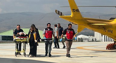 Traktörün altında kalan genç ambulans helikopterle hastaneye ulaştırıldı