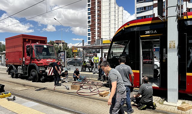 Tramvayın altında kalıp ağır yaralandı