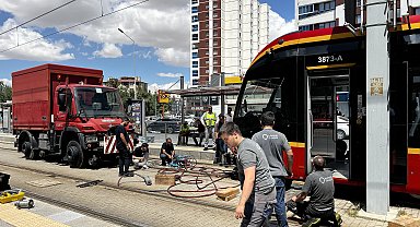 Tramvayın altında kalıp ağır yaralandı