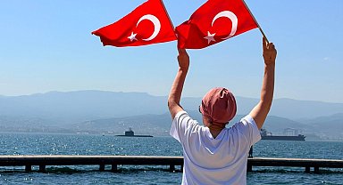 Türk donanmasından 'TEKNOFEST Mavi Vatan' kapsamında İzmit Körfezi'nde selamlama geçişi