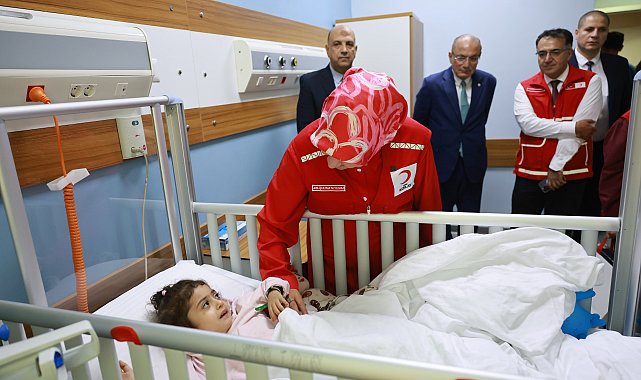 Türk Kızılay Genel Başkanı Yılmaz, Kahire'de Gazzeli hastaları ziyaret etti