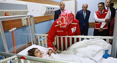 Türk Kızılay Genel Başkanı Yılmaz, Kahire'de Gazzeli hastaları ziyaret etti