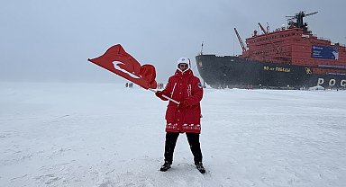 Uluslararası keşif gezisine katılan Türk genç, Kuzey Kutbu'nda Türk bayrağını dalgalandırdı