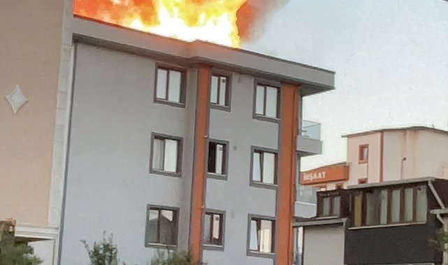 Ümraniye'de 5 katlı binanın çatısında çıkan yangın söndürüldü