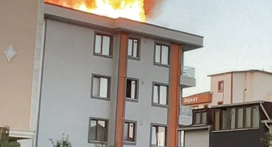 Ümraniye'de 5 katlı binanın çatısında çıkan yangın söndürüldü