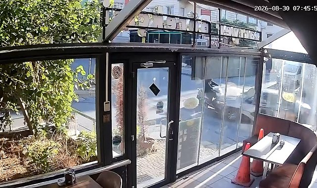 Ümraniye'de motosiklet ile otomobilin çarpıştığı kaza kamerada