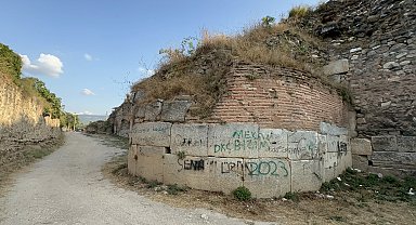 UNESCO geçici listesindeki İznik'te tarihi surlara sprey boyayla zarar verdiler