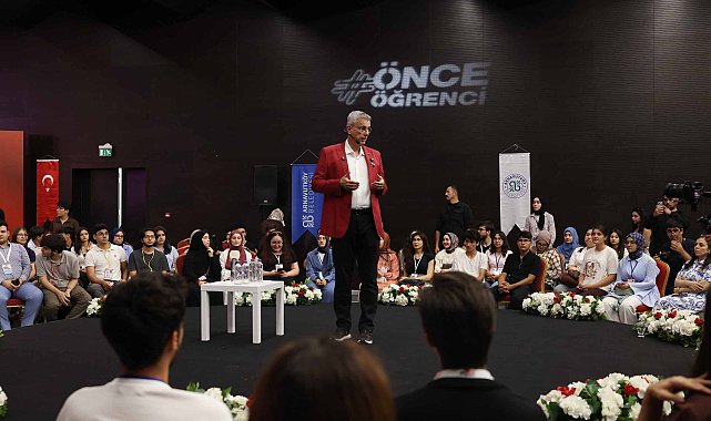 Üniversite adayları Arnavutköy'de geleceğin mesleklerini bakanlarla konuştu