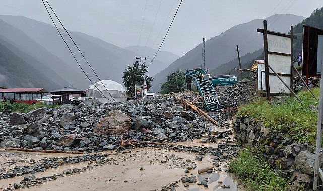 Uzungöl'de sağanak etkili oldu; dere taştı, heyelan meydana geldi