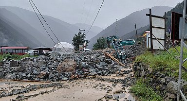 Uzungöl'de sağanak etkili oldu; dere taştı, heyelan meydana geldi