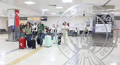 Van-Tahran arasında ilk uçuş gerçekleşti; İranlı turistler çiçeklerle karşılandı