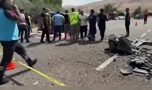 Van'da iki hafif ticari araç kafa kafaya çarpıştı: 2 ölü, 9 yaralı
