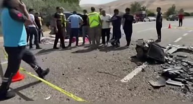 Van'da iki hafif ticari araç kafa kafaya çarpıştı: 2 ölü, 9 yaralı
