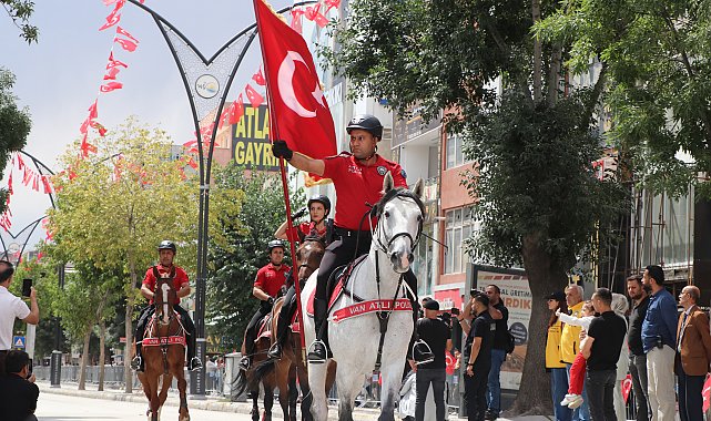 Van'da Zafer Bayramı coşkusu