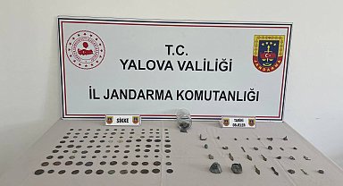 Yalova'da durdurulan araçta 228 sikke ile 28 tarihi obje ele geçirildi