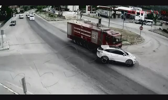 Yangına giden itfaiye aracı ile otomobilin çarpıştığı kaza kamerada: 1 yaralı
