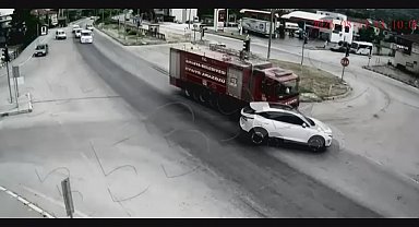 Yangına giden itfaiye aracı ile otomobilin çarpıştığı kaza kamerada: 1 yaralı