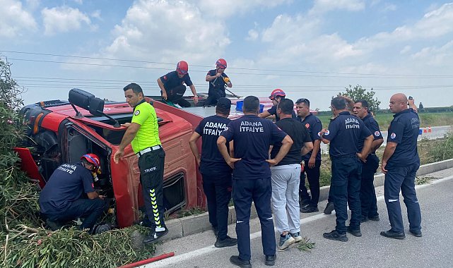 Yangına giderken devrilen itfaiye aracında sıkışan erleri, mesai arkadaşları kurtardı