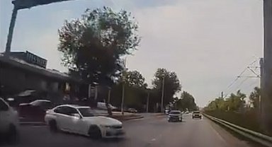 Yarışan iki otomobilin çarpıştığı kaza kamerada