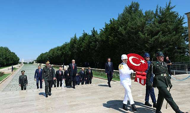 YAŞ öncesi Anıtkabir ziyareti! Cumhurbaşkanı Erdoğan: 'TSK milletimizin güven kaynağı'