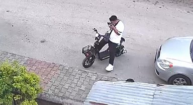Yavru kediyi önce öptü, ardından da elleriyle boğup kaldırıma bıraktı