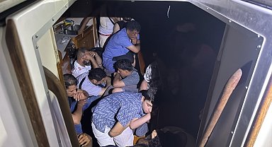 Yelkenli teknede 2 organizatör şüphelisi ile 40 kaçak göçmen yakalandı