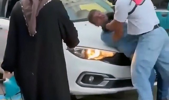Yol verme tartışmasında motokurye, otomobil sürücüsünü kaputa yatırıp defalarca yumrukladı