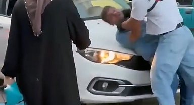 Yol verme tartışmasında motokurye, otomobil sürücüsünü kaputa yatırıp defalarca yumrukladı