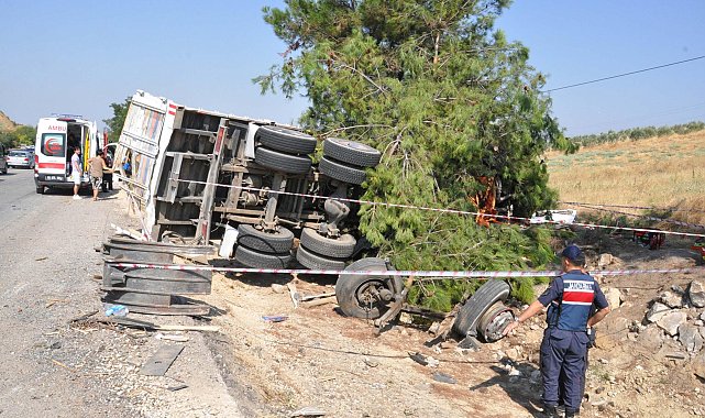 Yolcu otobüsü, kamyona arkadan çarptı: 1 ölü, 7 yaralı