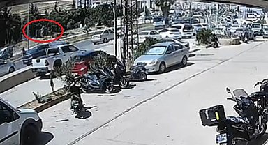 Yolun karşısına geçerken otomobilin çarptığı kadın öldü; kaza kamerada