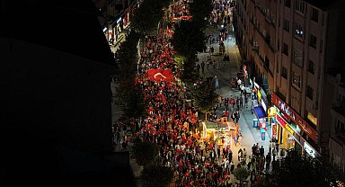 Yüzlerce kişi Türk bayrakları ve meşalelerle yürüdü