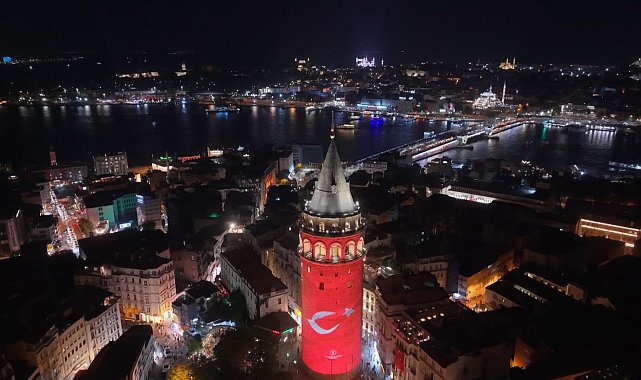 Zafer Bayramı kutlamaları kapsamında Galata Kulesi'ne Türk bayrağı yansıtıldı