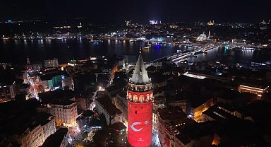 Zafer Bayramı kutlamaları kapsamında Galata Kulesi'ne Türk bayrağı yansıtıldı