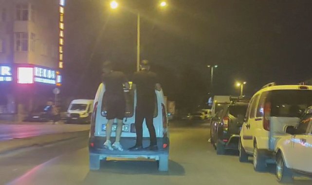 Zeytinburnu'nda 2 kişinin hafif ticari aracın arkasındaki tehlikeli yolculuğu kamerada